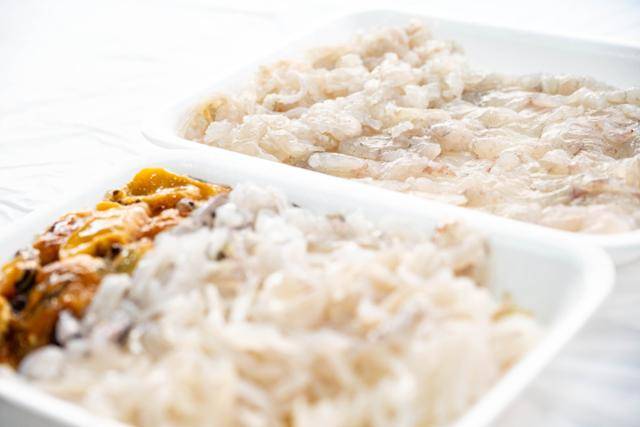 강원 강릉시 주문진항 수산물 좌판 풍물시장에서 2만5,000원에 구매한 검복(밀복·오른쪽 위), 용가자미(왼쪽 위) 회. 아래는 오징어와 멍게.