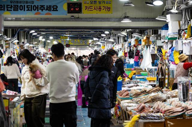 강원 강릉시 주문진항 수산물 좌판 풍물시장이 방문객으로 붐비고 있다.