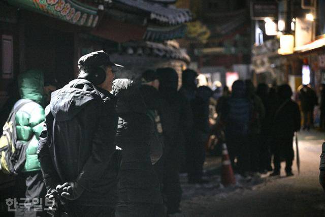 13일 서울 종로구 탑골공원 정문(삼일문)에서 노인들이 점심 도시락표를 사전 수령한 뒤 조계종 원각사 점심 식사표를 수령하기 위해 탑골공원 담벼락을 따라 서 있다. 최주연 기자