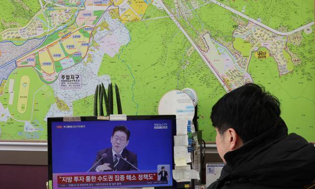 21일 서울 서초구 한 부동산 중개업소에서 관계자가 이재명 대통령 신년 기자회견 방송을 지켜보고 있다. 연합뉴스