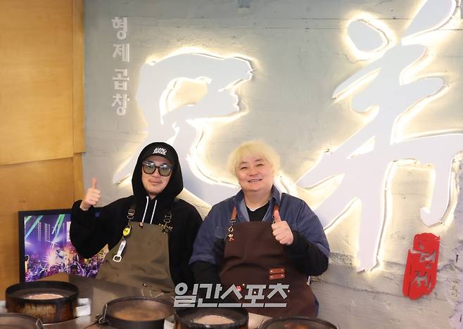 DJ DOC 이하늘, 정재용이 14일 오후 서울 은평구 갈현동에서 진행된 일간스포츠와의 인터뷰에 앞서 포즈를 취하고 있다.서병수 기자 qudtn@edaily.co.kr /2026.01.14/