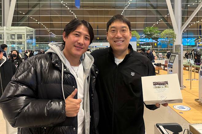 21일 호주 스프링캠프를 떠나는 KT 선수들을 배웅하기 위해 인천공항을 찾은 황재균(왼쪽)과 김현수. 인천공항=윤승재 기자