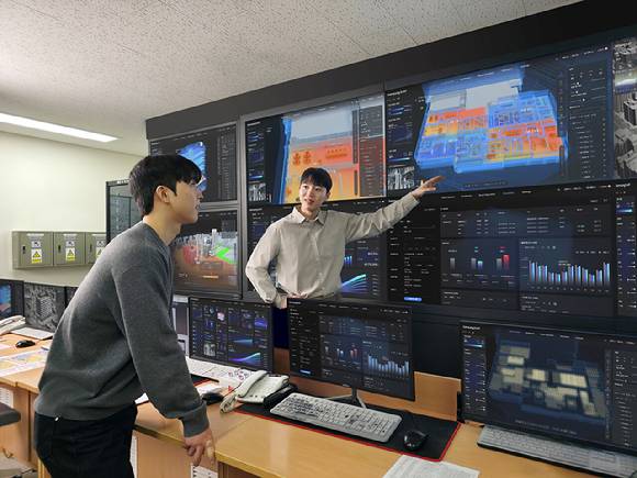 삼성전자의 빌딩 통합 솔루션 'b.IoT'로 '팩토리얼 성수' 빌딩 운영 상태 전반을 실시간으로 모니터링하는 모습. [사진=삼성전자]