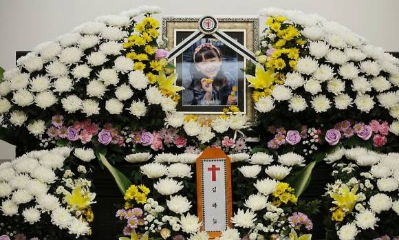 지난해 2월 11일 대전 서구 한 장례식장에 대전 초등학교 살인사건 피해자인 김하늘(8)양의 빈소가 마련돼 있다. 유족 측은 "다시는 제2의 하늘이가 발생하면 안 된다는 생각에 아이의 이름과 얼굴을 공개하기로 했다"고 밝혔다. 2025.2.11 [사진=연합뉴스]