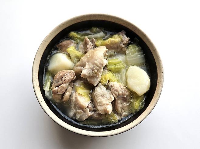 간편하면서도 한 끼를 든든히 채워줄 수 있는 메뉴, 닭곰탕. 사진 신혜원
