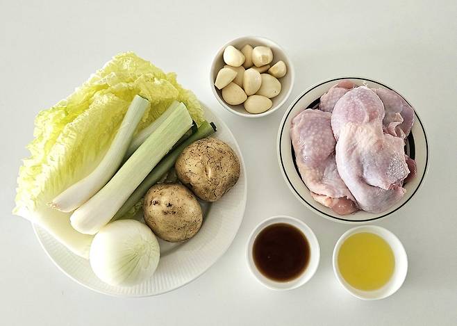 닭곰탕의 재료. 사진 신혜원