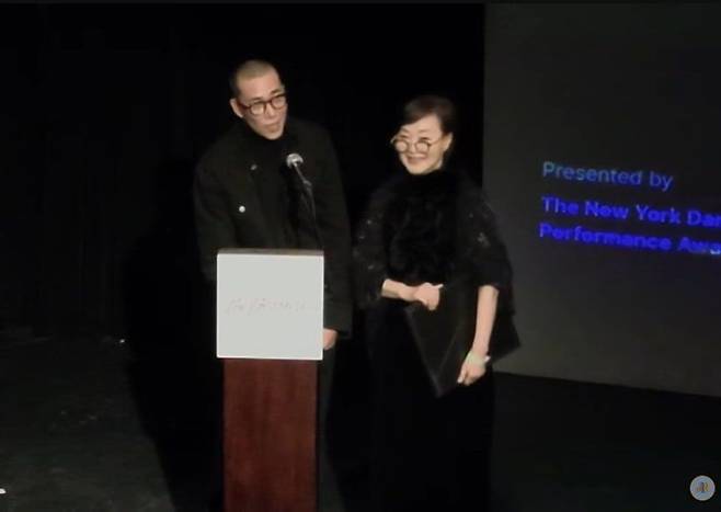 20일(현지시간) 미국 뉴욕에서 열린 베시 어워드에서 '일무'를 안무한 정혜진(오른쪽)과 김성훈이 수상 소감을 말하고 있다. 사진 세종문화회관