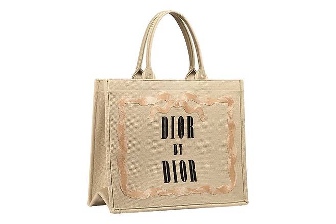 조나단 앤더슨의 디올 맨즈 봄·여름 키 룩과 ‘디올 북 토트 백’. [사진 디올]