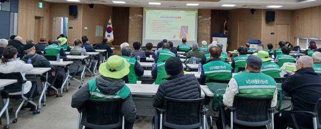 ▲ 노인일자리 사업 안전교육이 19일 홍천축협 하나로마트 대강당에서 열렸다.
