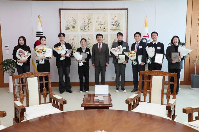 ▲ 김진태 도지사가 20일 도청 통상상담실에서 ‘국비 10조 시대’ 개막에 기여한 국회 관계관에게 감사패를 전달했다.