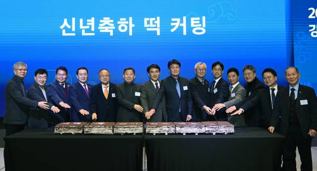 ▲ ‘2026년 출향도민 초청 강원특별자치도 신년교례회’가 20일 서울 여의도 글래드호텔에서 열려 주요 내빈들이 신년축하 떡을 자르고 있다.  서영 기자