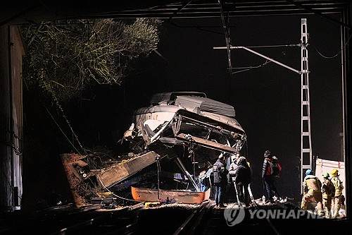 ▲ 20일(현지시간) 스페인 바르셀로나 인근 젤리다 지역에서 발생한 열차 사고 현장. AP 연합뉴스