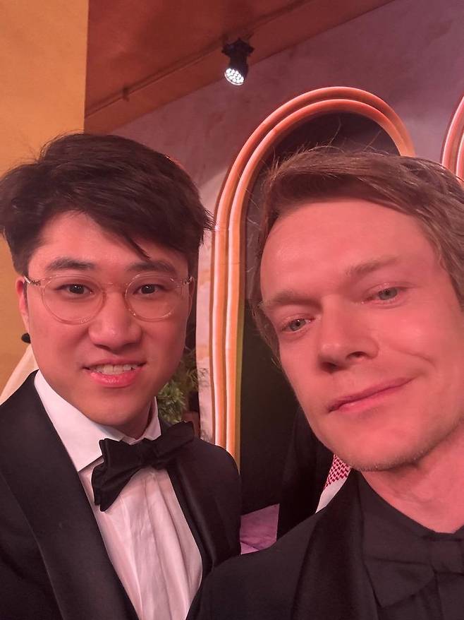 사우디아라비아 왕실 주도 중동 최대 문화·엔터테인먼트 시상식 '조이 어워즈(JOY Awards)'에 참석한 이승윤 스토리 공동창업자(왼쪽)와 헐리우드 배우 앨피 앨런(사진=이승윤 스토리 공동창업자 X 화면 갈무리)