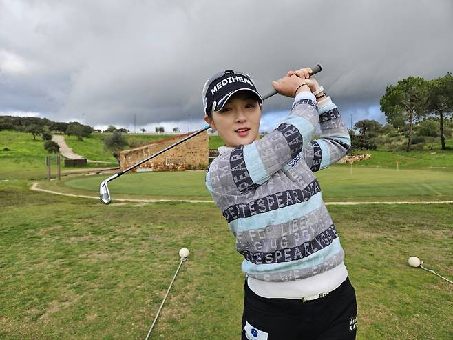 박현경이 20일(현지시간) 포르투갈 포르티망 모르가도CC에서 한국경제신문과 인터뷰에 앞서 아이언샷을 보여주고 있다. 포르티망=서재원 기자