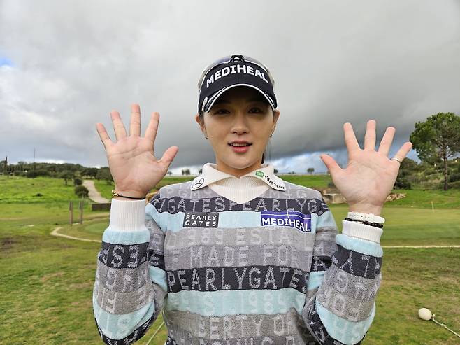 박현경이 20일(현지시간) 포르투갈 포르티망 모르가도CC에서 한국경제신문과 만나 "올해 통산 10승을 채우겠다"고 말하며 '숫자 10'을 손으로 표현하고 있다. 포르티망=서재원 기자