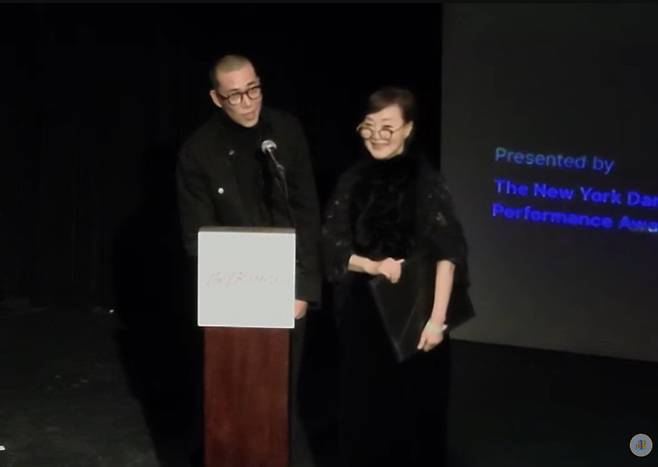 20일(현지시간) 미국 뉴욕 베시 어워즈에서 수상 소감을 말하고 있는 정혜진 안무가와 김성훈 안무가./사진=세종문화회관