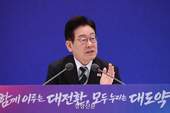 이재명 대통령이 21일 오전 청와대 영빈관에서 열린신년 기자회견에서 취재진 질문에 답하고 있다. 청와대사진기자단