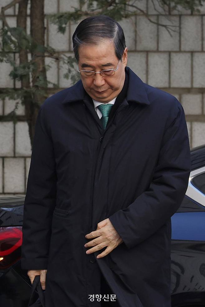 내란 혐의로 기소된 한덕수 전 국무총리의 1심 선고일인 21일 서울 서초구 서울중앙지법에 한덕수 전 국무총리가 출석하고 있다. 정효진 기자