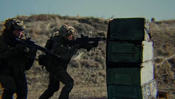 우크라이나에 파병된 북한군들이 러시아 쿠르스크 인근에서 훈련을 하고 있다. 북한 조선중앙TV 갈무리