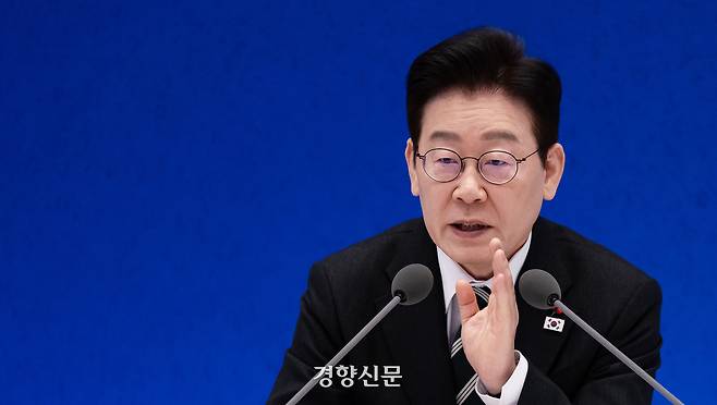 이재명 대통령이 21일 오전 청와대 영빈관에서 열린 신년 기자회견에서 발언하고 있다. 청와대사진기자단