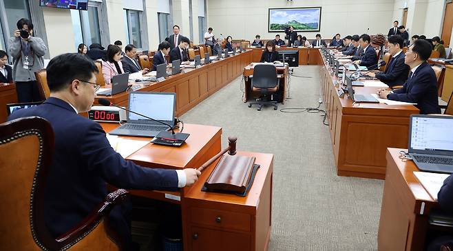 국회 기후에너지환경노동위원회 전체 회의에서 안호영 위원장이 의사봉을 두드리고 있다. 연합뉴스