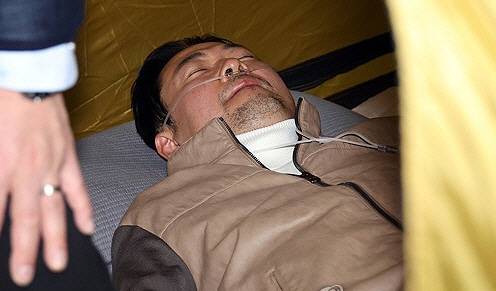 국민의힘 장동혁 대표가 21일 국회 로텐더홀 단식 농성장을 찾은 개혁신당 이준석 대표와 만나 대화를 나눈 뒤 자리에 눕고 있다. 연합뉴스