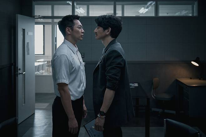Son Suk-ku (left) and Eita Nagayama in "Road" (working title) (Netflix)