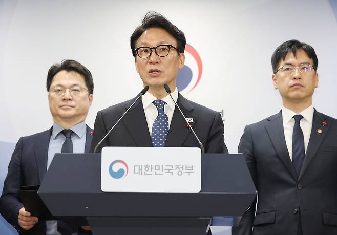 Prime Minister Kim Min-seok (center) announces the government's incentive package for administrative integration at the Seoul Government Complex on Friday. (Yonhap)