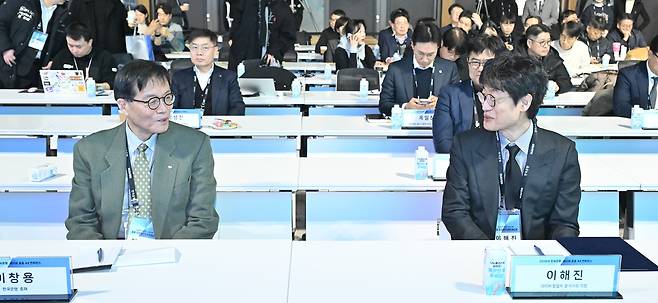 Bank of Korea Gov. Rhee Chang-yong (left) and Naver founder and board chair Lee Hae-jin attend a joint conference held at the central bank’s headquarters in Seoul, Wednesday. (Im Se-jun/The Korea Herald)