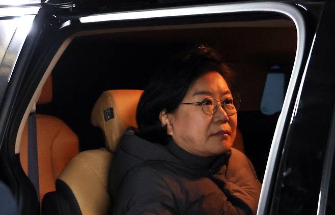 Budget Minister nominee Lee Hye-hoon leaves the hearing preparation office set up at the Korea Deposit Insurance Corporation in Jung District, central Seoul, on the afternoon of Jan. 20. [NEWS1]