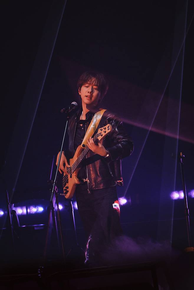 Lee Jung-shin of rock band CNBlue performs during the ″3LOGY″ concert at ticketLINK Live Arena in Songpa District, southern Seoul, on Jan. 18. [FNC ENTERTAINMENT]
