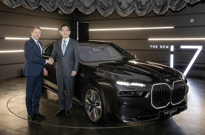Lee Jae-yong, right, chairman of Samsung Electronics, poses for a photo after looking over BMW’s latest electric vehicles, including the new i7 equipped with Samsung SDI’s advanced P5 battery cells, with BMW CEO Oliver Zipse and others at the BMW Driving Center in Yeongjong Island, Incheon, on Dec. 17, 2022. [YONHAP]