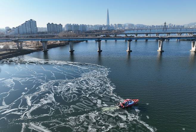 Firefighters from the Gwangnaru Water Rescue Unit conduct patrols and clear emergency access routes near the government ferry dock along the Han River in eastern Seoul on Jan. 21 amid prolonged subzero temperatures. [YONHAP]