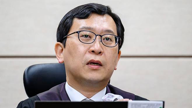 Presiding Judge Lee Jin-gwan hears the first trial in the case involving former Prime Minister Han Duck-soo over charges including aiding and abetting the alleged ringleader of an insurrection and perjury at the Seoul Central District Court in Seocho District, southern Seoul, on Sept. 30, 2025. [NEWS1]