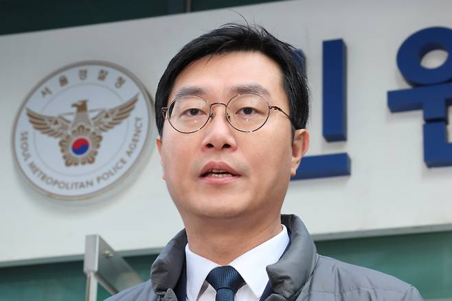 장경태 더불어민주당 의원이 지난달 2일 서울경찰청 민원실을 방문한 뒤 나와 입장을 설명하고 있다. 연합뉴스