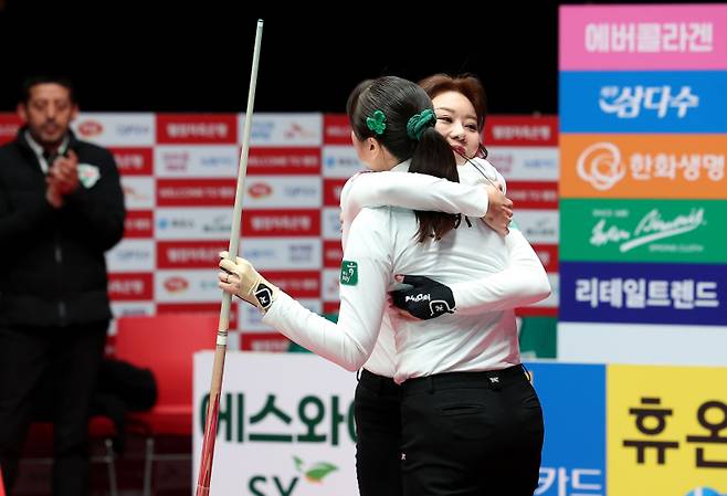 하나카드 김가영과 사카이 아야코가 2세트 승리 후 포옹하고 있다. PBA 제공