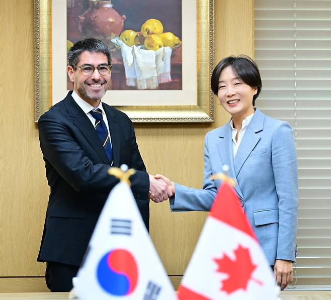 정의혜 외교부 차관보(오른쪽)가 21일 리차드 알바이터 캐나다 국제안보·정무 차관보와 면담을 가졌다. 외교부 제공&nbsp;