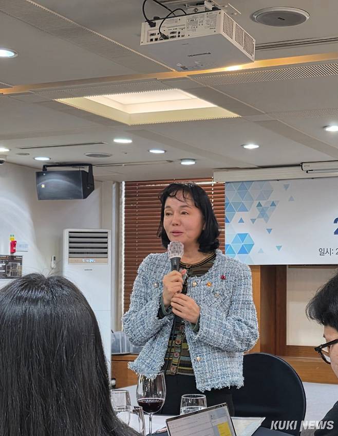 송경희 개인정보보호위원회 위원장이 서울 중구 프레스센터에서 출입기자단 간담회를 개최하고 기자의 질문에 답하고 있다. 정우진 기자