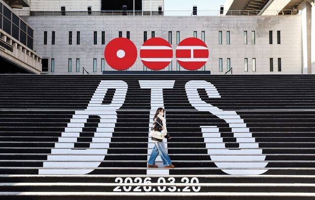 지난 6일 서울 종로구 세종문화회관 중앙 계단에 BTS 컴백 소식을 알리는 조형물이 설치된 모습. 연합뉴스