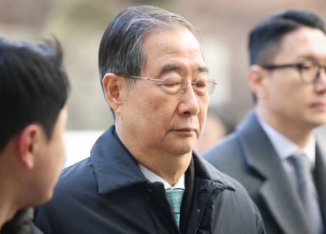 내란 우두머리 방조 혐의를 받는 한덕수 전 국무총리가 21일 서울중앙지법에서 열린 1심 선고 공판에 출석하고 있다. 연합뉴스