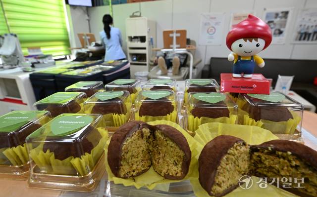 지난 20일 오전 헌혈의집 연수센터. 한 시민이 헌혈하는 가운데 기념품으로 두바이쫀득쿠키가 마련돼있다. 조병석기자