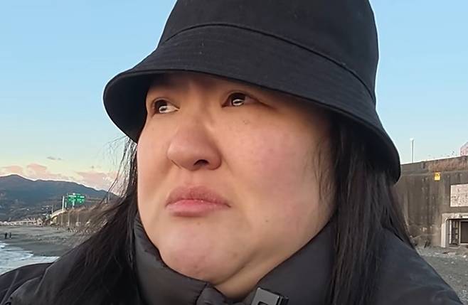 일본에서 일출을 보던 이국주가 눈물을 보였다. [사진출처 = 유튜브 영상 캡처]