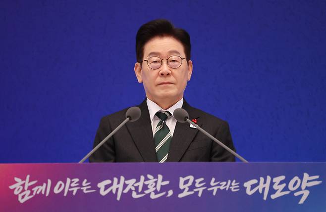이재명 대통령이 21일 오전 청와대 영빈관에서 2026 신년 기자회견 ‘함께 이루는 대전환, 모두 누리는 대도약’에서 발언하고 있다. 김호영기자