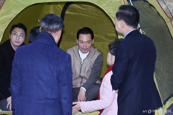 (서울=뉴스1) 신웅수 기자 = 단식 중인 장동혁 국민의힘 대표가 21일 서울 여의도 국회 로텐더홀에 마련된 단식 농성장에서 의료용 산소 발생기를 착용한 채 의원들과 대화하고 있다. 2026.1.21/뉴스1  Copyright (C) 뉴스1. All rights reserved. 무단 전재 및 재배포,  AI학습 이용 금지. /사진=(서울=뉴스1) 신웅수 기자