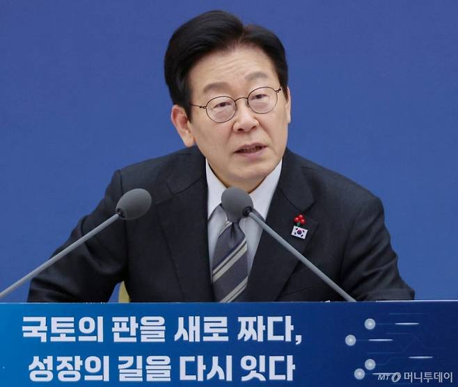 [세종=뉴시스] 최동준 기자 = 이재명 대통령이 지난달12일 세종시 정부세종컨벤션센터에서 열린 국토교통부 업무보고에서 발언하고 있다. (대통령실통신사진기자단) 2025.12.12. photocdj@newsis.com /사진=