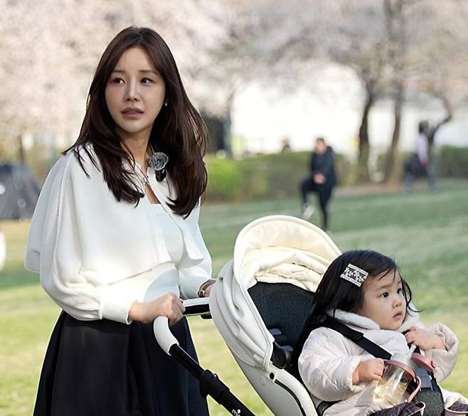 윤진이가 육아에 전념하기 위해 유튜브 활동을 잠시 쉬어간다. /사진=인스타그램 갈무리