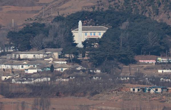 군·경합동조사팀이 북한 무인기 침투 사건 관련 민간인 피의자들에 대한 압수수색을 진행했다. 사진은 경기 파주시 오두산통일전망대에서 바라본 북한 개풍군 마을 일대 모습. /사진=뉴스1