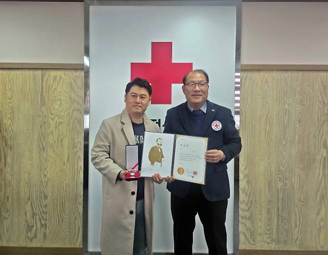 이준영 대구고검 행정관(왼쪽)이 대한적십자사 금상을 수상했다./사진제공=대한적십자사