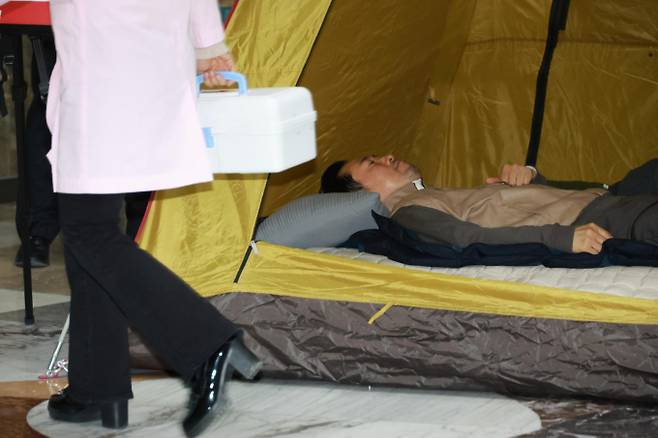 이재명 대통령이 '통일교 공천헌금 특검' 수용을 촉구하며 단식 농성 중인 장동혁 국민의힘 대표의 1대1 영수회담 요구에 대해 사실상 거부 의사를 밝혔다. 사진은 단식농성을 이레째 이어가고 있는 장동혁 국민의힘 대표가 21일 서울 여의도 국회 로텐더홀 농성장에서 의료진 검진 후 텐트에 누워 있는 모습. /사진=뉴시스