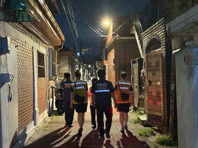 동대문구 안심 귀가 스카우트가 야간 시간대 주민의 귀갓길을 동행하며 안전을 살피고 있다. 동대문구청 제공